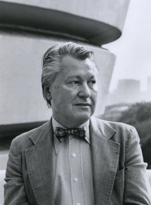 Thomas M. Messer in front of thw Guggenheim in 1985.