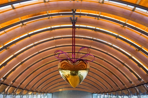 Jeff Koons&#039; &#039;Hanging Heart (Gold/Magenta)&#039;, 1994-2006.