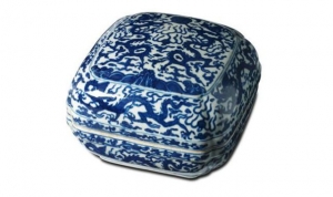 16th-17th century blue-and-white Chinese porcelain &#039;Dragon Box.&#039;