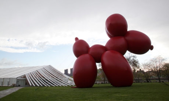 Paul McCarthy&#039;s &#039;Balloon Dog,&#039; 2013, Hauser &amp; Wirth. 