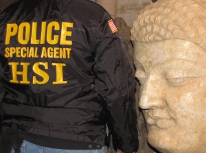 Federal agents in Manhattan seizing statues linked to Subhash Kapoor, July 2012.