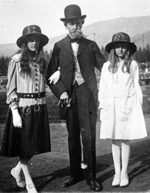 Huguette Clark (right) with her father, William A. Clark, and her sister, Andrée. 