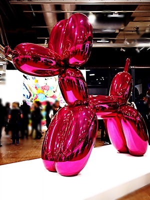 Jeff Koons&#039; &#039;Balloon Dog&#039; at the Centre Pompidou.