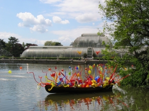 A work by Dale Chihuly in Kew Gardens.