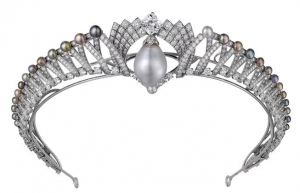 The tiara-necklace-pendant with the royal pearl.