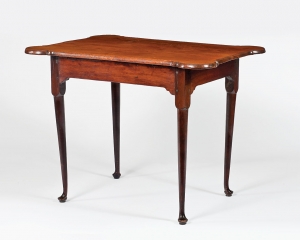 Rhode Island Queen Anne Mahogany Porringer-Top Tea Table, 1750–1760. A similar example in the Winterthur Collection is illustrated in Richards and Evans (Wilmington, Delaware, 1997), 222, plate 111. Provenance: The Isham Family.