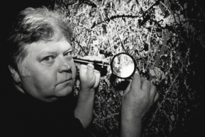 Peter Paul Biro examines an alleged Jackson Pollock.